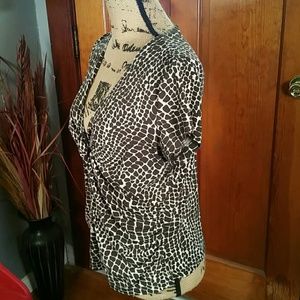 Apt. 9 Tops - Apt 9 Vneck Giraffe Print Shortsleeve Blouse Apt. 9 Tops - Apt 9 Vneck Giraffe Print Shortsleeve Blouse